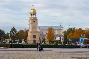 Şehrin merkez meydanı. Sonbahar manzarası. Metin için kopyalama alanı olan arkaplan. İllüstrasyon başyazısı. 21 Ekim 2021 Balti Moldova.