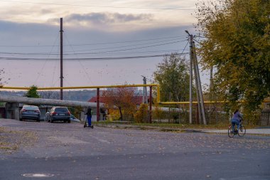 Küçük bir kasaba yolunun sonbahar akşamı manzarası. Metin için kopyalama alanı olan arkaplan. İllüstrasyon başyazısı. 21 Ekim 2021 Balti Moldova.