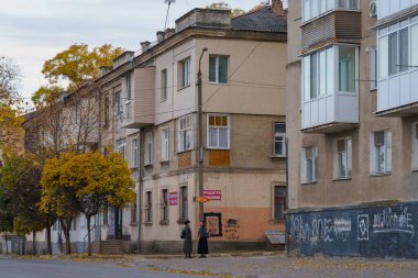 Küçük bir kasabada sonbahar akşamı. Metin için kopyalama alanı olan arkaplan. İllüstrasyon başyazısı. 21 Ekim 2021 Balti Moldova.