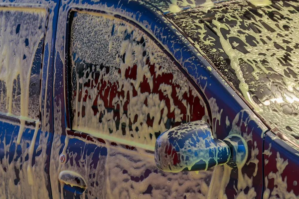 Ένα Αυτοκίνητο Αφρό Ένα Σύγχρονο Πλυντήριο Αυτοκινήτων Της Πόλης Ιστορικό — Φωτογραφία Αρχείου