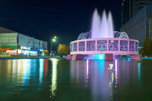 Fuente Ciudad Central Iluminada Por Noche Vista Turística Más Reconocible —  Fotos de Stock