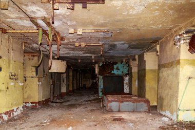 Terk edilmiş nükleer karşıtı bir askeri sığınağın içi. Ürkütücü bir yer, kıyamet sonrası geçmiş.