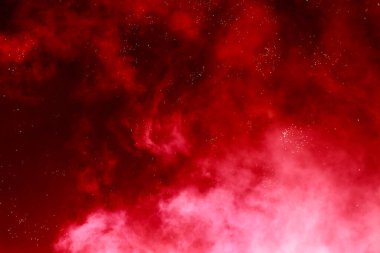 Havai fişekler, metin veya yazıtlar için kopyalama alanı olan karanlık bir gökyüzü zemininde kıvılcımlar saçar. Tasarım için grafik bir kaynak. Tasarımcı için boş. Altını çiz ya da altını.