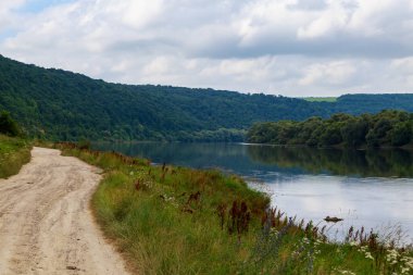 Geniş nehir. Metin veya harfler için kopya alanı olan Doğu Avrupa arka planı. Balık tutmak ve rafting yapmak için ideal. Bir turistin gözlerinden bak.