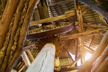 Ahşap dişliler eski model terk edilmiş yel değirmeni. Eski bir un değirmeni. Metin veya yazıtlar için kopyalama alanı olan arkaplan