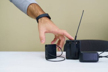 Elektronik bileziği olan bir izleme sistemi. Penaltı kontrol aleti. Özgürlük kısıtlaması ve ev hapsi. Uzaktan tanımlama ve konum izleme.