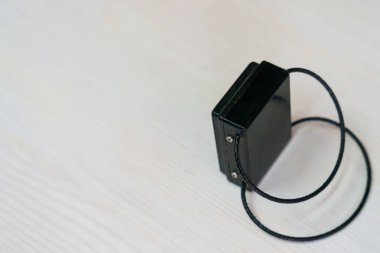 Suçlular için elektronik bilezik. Cezanın infazını kontrol altına almak ve izlemek için. Özgürlük kısıtlaması ve ev hapsi. Uzaktan tanımlama ve konum izleme.