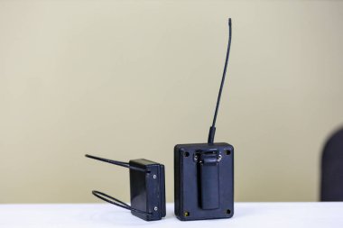 Elektronik bileziği olan bir izleme sistemi. Penaltı kontrol aleti. Özgürlük kısıtlaması ve ev hapsi. Uzaktan tanımlama ve konum izleme.