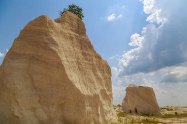 Vahşi doğadaki kireçtaşı dağı. Doğal taşla kaplı güzel bir manzara. Antik Sarmatya Denizi 'nin dibinde.
