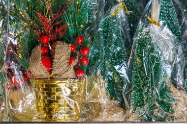 İç mekan için Noel dekorasyonu bir mağaza rafında şeffaf bir pakette. Kış sembolü, yeni yıl dekoru. Metin için kopyalama alanı olan arkaplan