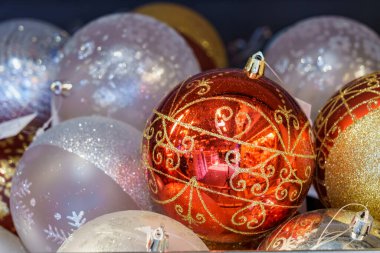 Mağaza rafındaki bir ağaç için kırmızı Noel topu. Metin veya harf için kopyalama alanı olan arkaplan