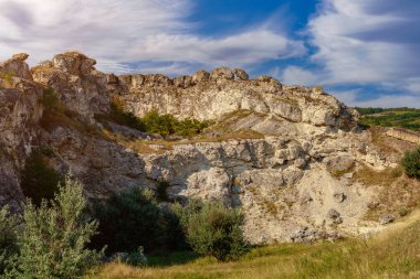 Doğu Avrupa 'nın vahşi kayalık ve dağlık doğası. Metin için kopya alanı olan peyzaj arkaplanı. Seçici odaklanma, uyumlu. Coban ya da Cobani köyü, Moldova 'ya hoş geldiniz..
