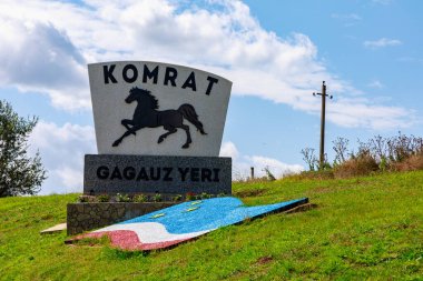 Comrat şehrinin arması ve bayrağı. Moldova Cumhuriyeti içindeki Gagauzia özerk toprak birimine giriş. İllüstrasyon Editörü. 5 Eylül 2021 Comrat veya Komrat, Moldova.
