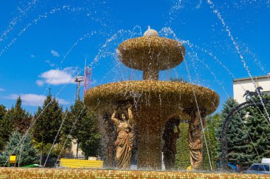 Şehrin Central Park 'ındaki çeşme. Gagauzia 'ya hoş geldiniz. İllüstrasyon Editörü. 5 Eylül 2021 Comrat veya Komrat, Moldova.