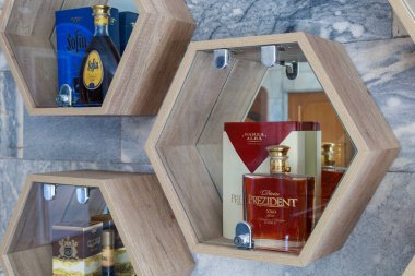 Barza Alba tarafından üretilen bir şişe elit alkol. İllüstrasyon başyazısı. 1 Ekim 2021 Balti Moldova.