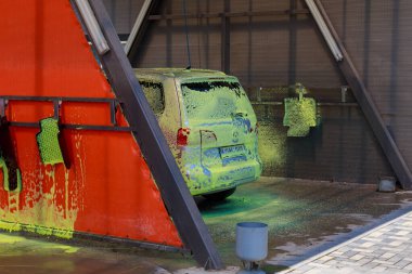 Modern bir araba yıkamada köpüklü bir araba metin ya da yazı için fotokopi alanı olan bir arka plan. İllüstrasyon başyazısı. 23 Temmuz 2021, Balti Moldova.