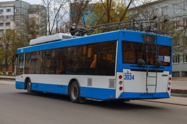 Kablosuz toplu taşıma tramvayı. Metin veya yazıtlar için kopyalama alanı olan bir arkaplan. İllüstrasyon başyazısı. 19 Nisan 2021 Balti Moldova.