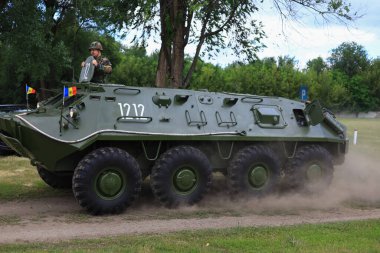 Askeri ağır donanım manevraları. Askeri tatbikatlar. 14 Temmuz 2020 Balti Moldova. İllüstrasyon Editörü