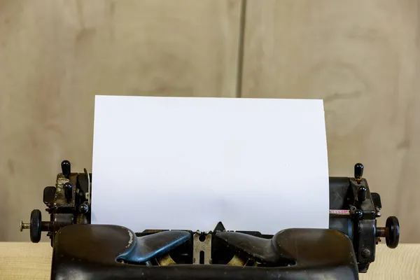 经典老式打字机中的一张纸 带有文本或字母复制空间的背景 — 图库照片
