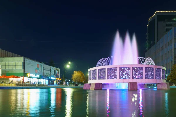 Fuente Ciudad Central Iluminada Por Noche Vista Turística Más Reconocible —  Fotos de Stock