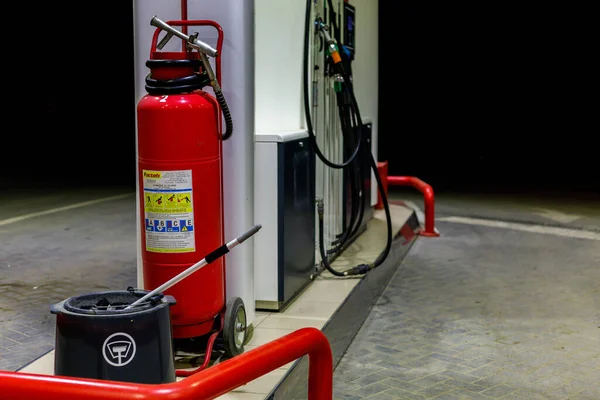 Brandblusser Een Brandveiligheidsvereiste Benzinestation Voor Transport Achtergrond Met Kopieerruimte Voor — Stockfoto