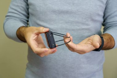 Suçlular için elektronik bilezik. Cezanın infazını kontrol altına almak ve izlemek için. Özgürlük kısıtlaması ve ev hapsi. Uzaktan tanımlama ve konum izleme.