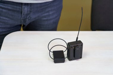 Elektronik bileziği olan bir izleme sistemi. Penaltı kontrol aleti. Özgürlük kısıtlaması ve ev hapsi. Uzaktan tanımlama ve konum izleme.