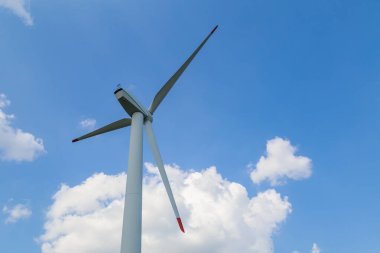 Elektrik üretimi için yel değirmenleri. Yeşil enerji konsepti. Metin için kopyalama alanı olan arkaplan. Kocaman bıçaklar yakın mesafede..