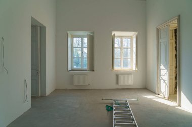 Eski binaların restorasyonu. İç yapı elementi oluşturuluyor. Seçici odak arkaplanı ve metin veya harf için kopyalama alanı