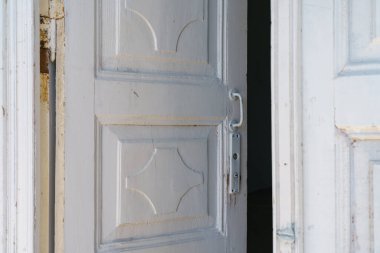 Evin kapıları 19. yüzyılın klasik Rus mimarisi tarzında yapılmıştır. Moldova 'ya hoş geldiniz. Tarihsel ve kültürel miras. Metin için kopyalama alanı olan arkaplan