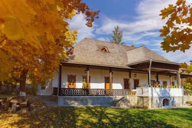 Otantik eski Moldova köy evi. Metin için kopyalama alanı olan doğal sonbahar arkaplanı