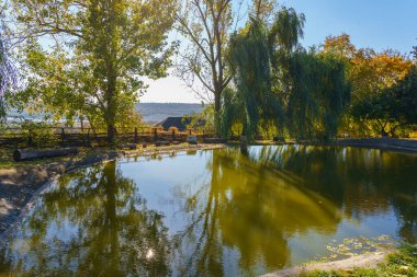 Kırsalda korunmuş eski bir gölet. Metin için kopyalama alanı olan yapay doğa arkaplanı
