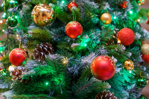 구슬로 멋지게 장식된 크리스마스 트리입니다 내부를 크리스마스 겨울의 분위기 원문을 — 스톡 사진
