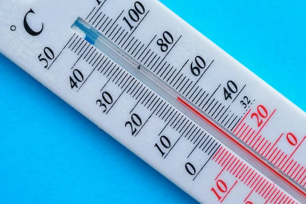 测量环境温度的温度计 带有文本或字母复制空间的符号冷蓝色背景 公寓和街上冷的概念 — 图库照片