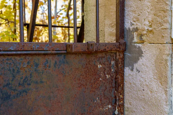 用螺栓固定的老式复古乡村金属门 带有文本复制空间的背景 — 图库照片