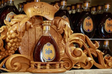 Mahzendeki bir rafta yıllanmış içki şişeleri. İllüstrasyon başyazısı. 1 Ekim 2021 Balti Moldova.