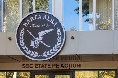 Barza Alba 'nın seçkin brendi üretimi için alkollü bir içki imalathanesinin dışı. İllüstrasyon başyazısı. 1 Ekim 2021 Balti Moldova.