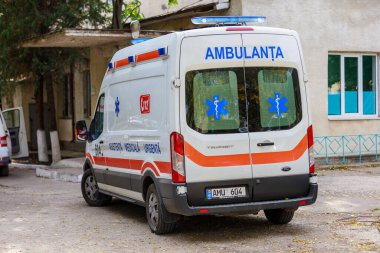 Polis departmanındaki ambülans. Salgın koronavirüs enfeksiyonu covid-19. İllüstrasyon başyazısı. 14 Ekim 2021 Beltsy Moldova.