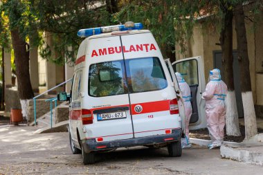 Polis departmanındaki ambülans. Salgın koronavirüs enfeksiyonu covid-19. İllüstrasyon başyazısı. 14 Ekim 2021 Beltsy Moldova.