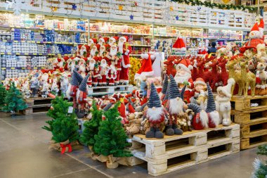 Mağazadaki Noel dekorları bölümü. Metin için kopyalama alanı olan arkaplan. İllüstrasyon başyazısı. 18 Aralık 2021 Balti Moldova.