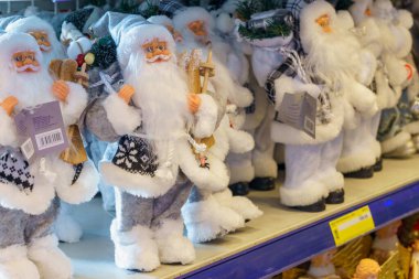 Noel Baba 'nın mağaza rafındaki yumuşak, sembolik oyuncakları. Metin için kopyalama alanı olan arkaplan. İllüstrasyon başyazısı. 18 Aralık 2021 Balti Moldova.