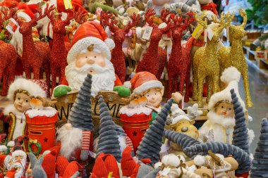 Dekoratif Noel oyuncakları. Yeni yıl için dekor. Metin için kopyalama alanı olan arkaplan. İllüstrasyon başyazısı. 18 Aralık 2021 Balti Moldova.