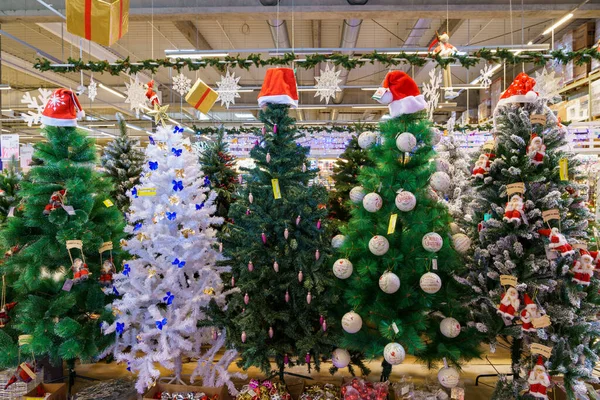 Штучні Різдвяні Дерева Символи Нового Року Магазині Тло Копіювальним Простором — стокове фото