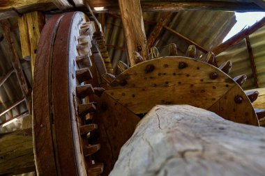 Ahşap dişliler eski model terk edilmiş yel değirmeni. Eski bir un değirmeni. Metin veya yazıtlar için kopyalama alanı olan arkaplan