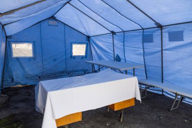 Nüfusun hızlı COVID-19 testi ve aşısı için tıbbi bir çadırın içinde. Arkaplan