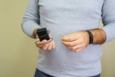 Suçlular için elektronik bilezik. Cezanın infazını kontrol altına almak ve izlemek için. Özgürlük kısıtlaması ve ev hapsi. Uzaktan tanımlama ve konum izleme.