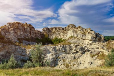 Doğu Avrupa 'nın vahşi kayalık ve dağlık doğası. Metin için kopya alanı olan peyzaj arkaplanı. Seçici odaklanma, uyumlu. Coban ya da Cobani köyü, Moldova 'ya hoş geldiniz..