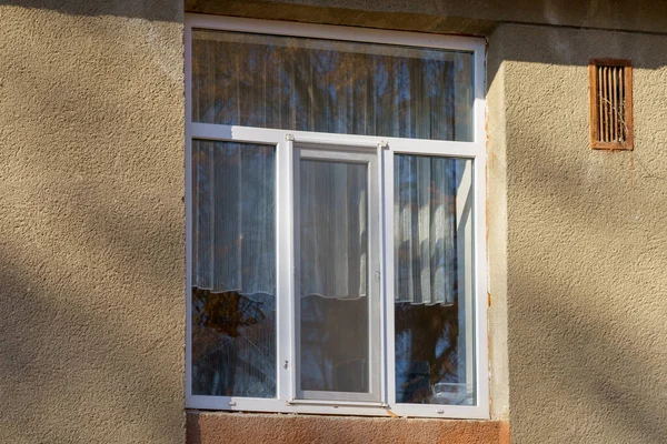 Vitre Cassée Dans Une Fenêtre Moderne Plastique Blanc Typique Arrière — Photo