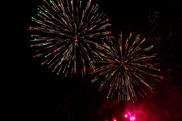 Sehr Schönes Feuerwerk Gegen Den Schwarzen Himmel Mit Kopierraum Für — Stockfoto