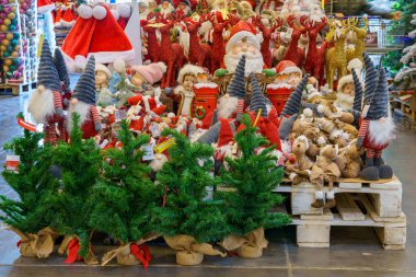 Mağazadaki Noel dekorları bölümü. Metin için kopyalama alanı olan arkaplan. İllüstrasyon başyazısı. 18 Aralık 2021 Balti Moldova.